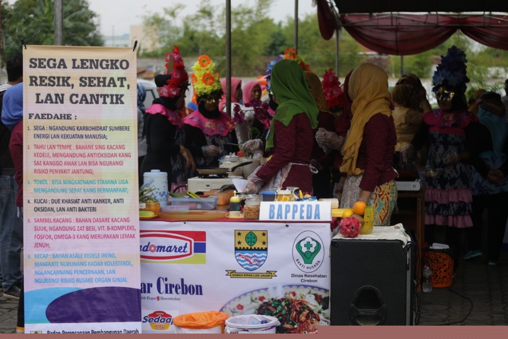 Saat Ratusan Warga Berlomba Menghias Nasi Lengko