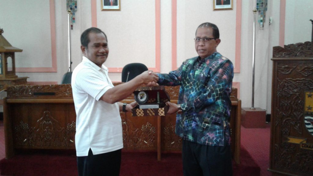 CARI SOLUSI KURANGI PENGANGGURAN PEMERINTAH KABUPATEN KENDAL LAKUKAN KUNJUNGAN KE KOTA CIREBON