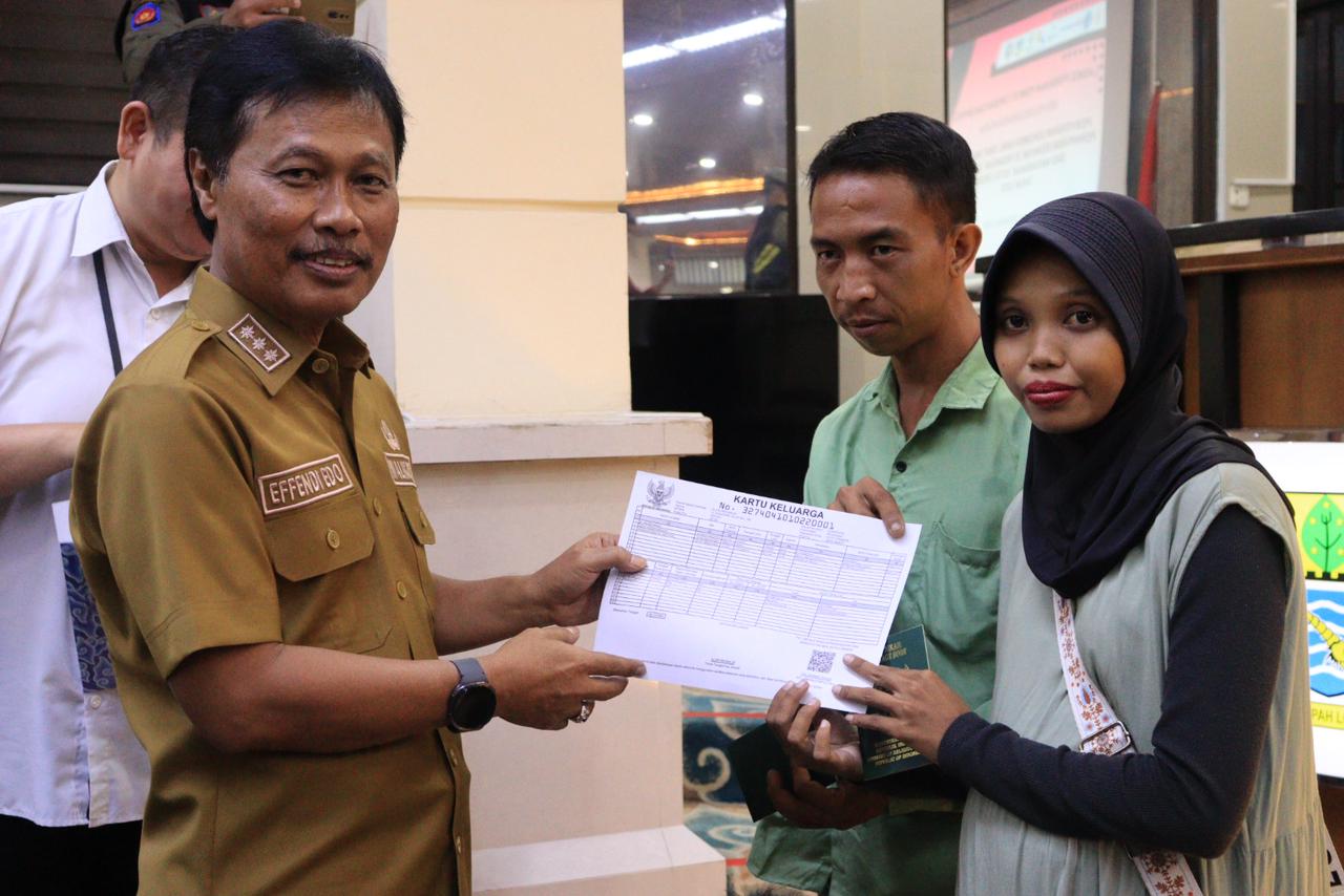 Penyerahan Buku Nikah Wujud Komitmen Pemkot Cirebon terhadap Legalitas dan Perlindungan Warga