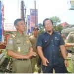 Satpol PP Menertibkan Reklame Tidak Berijin